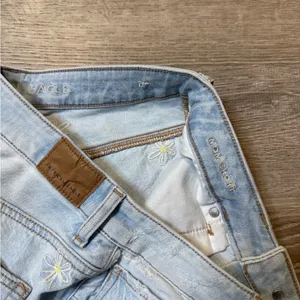 •AMERICAN EAGLE• DAISY MOM SHORTS thumbnail 4