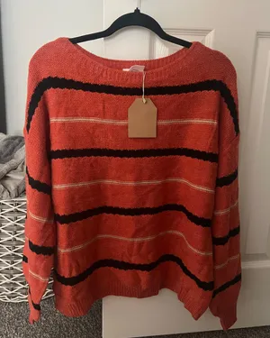 sweater Size M thumbnail 1