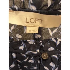 Ann Taylor Loft Size M Navy Blue Floral Peplum Hem Blouse thumbnail 2