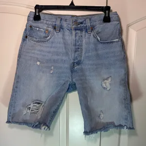 Levi's 501 High Rise Slouch‎ Denim Shorts in Slouch Around Distressed Womens 27 thumbnail 2