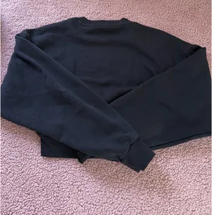 Alo Yoga Crewneck Accolade Pullover thumbnail 2