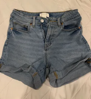 h&m shorts thumbnail 1