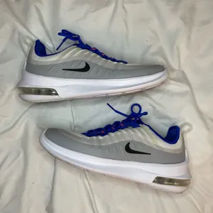 Nike Air Max Axis White /‎ Grey / Blue – Women’s 6 thumbnail 4