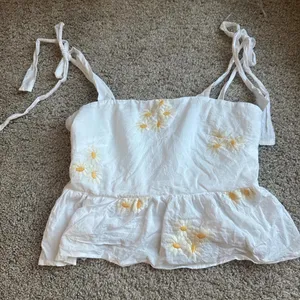 White Ruffled flowy top with daisy’s  thumbnail 1