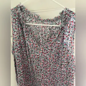 GAP Flowered Sleeveless Blouse Size M thumbnail 2