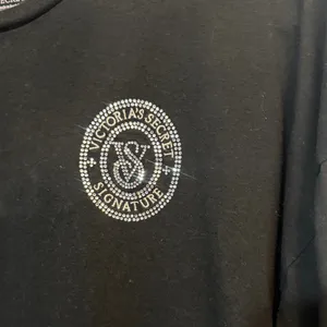 Victoria's Secret Black Bling Long Sleeve Lounge Shirt Rhinestone Logo Signature thumbnail 3