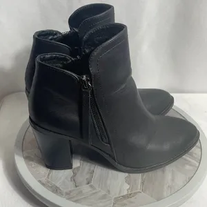 Buffy Black Ankle Booties Womens 8.5 Chunky Heel Side Zip Faux Leather thumbnail 2