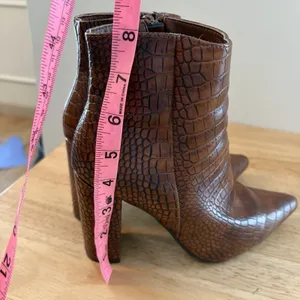 Bamboo Crocodile Embossed Brown Ankle Boots Bellflower 7 Block Heel‎ Booties thumbnail 10