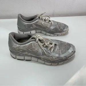 Nike 5.0 Wmn 8 695168-002 Silver White Animal Print Light Running Sneakers Shoes thumbnail 3