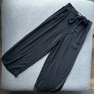 Aritzia Wilfred Black Wide Leg Cropped Pants XS thumbnail 1