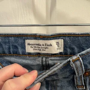 Abercrombie & Fitch 90’s Slim Straight High Rise Blue Jeans thumbnail 4