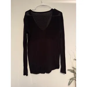 Lululemon Black V-Neck Long‎ Sleeve Mesh Panel Knit Pullover Sweater Size 4-6 thumbnail 3