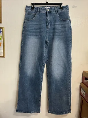 High-Rise Straight-Leg Women’s Jeans in Faded Blue Wash thumbnail 2