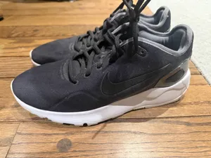 Women’s Nike Lightweight Black Sneakers thumbnail 2
