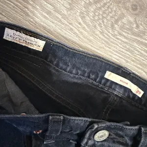 Levis Premium Wedgie Straight Jeans Womens 29 x 26‎ in Dark Wash Black High Rise thumbnail 3