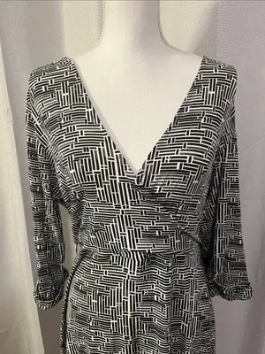 Black & White Geometric Wrap Dress - Women thumbnail 2