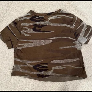 Womens Camo cropped pocket T Shirt Size XS Brand Zoe + Liv thumbnail 3