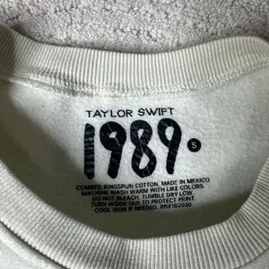 Women's Authentic Taylor Swift Size Small Cream Vault Tour Crewneck Sweater‎ thumbnail 3