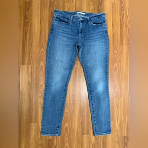 Levi’s 711 Mid Rise Skinny Jeans Size 31. Inseam 29in thumbnail 2