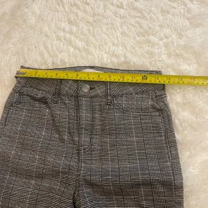 So black white plaid pants skinny slacks woman’s size 7 thumbnail 5