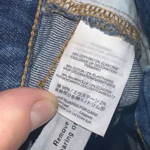 Madewell curvy distressed 28 cutoff mom jean shorts thumbnail 3