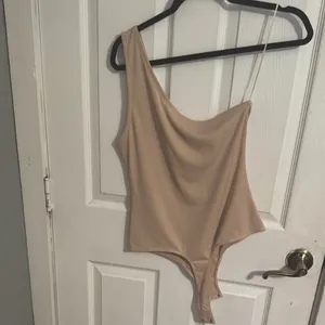 LE LIS Tan One-Shoulder Asymmetrical Bodysuit thumbnail 4