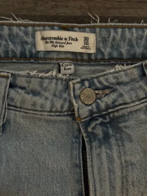 Abercrombie High-Rise Jeans 90s Curve Love thumbnail 2