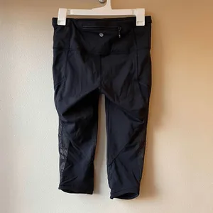 Lululemon Women's Train Times Crop in Black Size 6 thumbnail 2