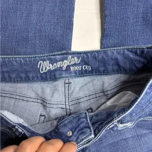 Wrangler Mediumwash Mid Rise Bootcut Jeans thumbnail 2