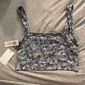 NWT Aritzia Floral Cropped Tank thumbnail 1