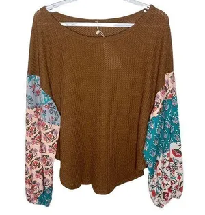 Tracies relaxed cut waffle knit thermal with contrast floral boho sleeves size L thumbnail 1