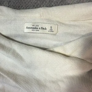 Abercrombie & Fitch Women’s Small Ivory Ribbed Off Shoulder Wrap Long Sleeve Top thumbnail 3
