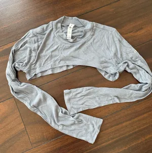 Alo Yoga Thrill Seeker Shrug thumbnail 2