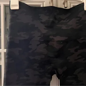 SPANX Gray and Black Camo Leggings‎ thumbnail 3