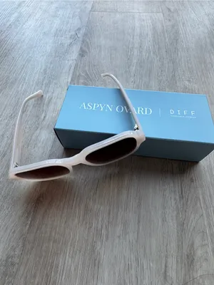 DIFF x Aspyn Ovard Lola Milky Blush Brown Gradient Sunglasses thumbnail 5