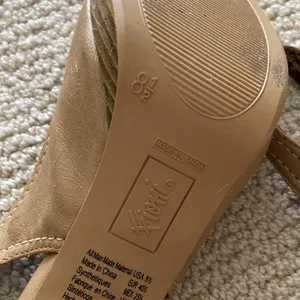 Fioni Nude High Heel Bow Front Platinum 4” Heels Vegan Leather Size 8.5 Like New thumbnail 10