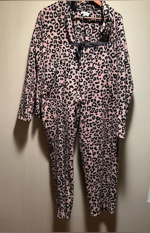 DLNY Fleece Leopard-Print Pajama Set Size M thumbnail 1