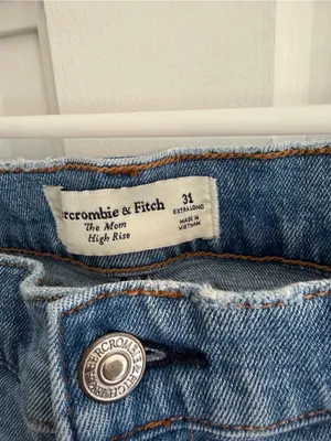 Abercrombie & Fitch The Mom High Rise Jeans Light Wash Size 31 Extra Long thumbnail 2