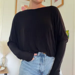 Black long sleeve top Size M thumbnail 1