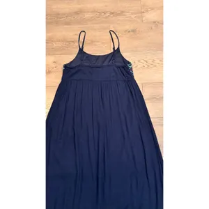 Romeo & Juliet Couture Navy Embroidered‎ Maxi Dress Spaghetti Straps Boho Medium thumbnail 3
