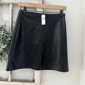 NWT GAP Mini Faux Leather Skirt‎ Size XS Side Zip A Line thumbnail 2