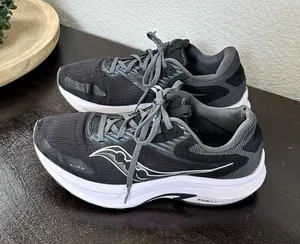 Saucony woman’s Axon 2 9.5 thumbnail 1