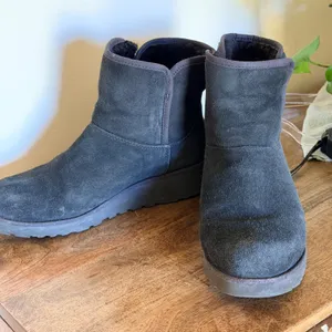 UGG Amie Suede Wedge Ankle Boots Shearling Lined Womens 8 Casual Chic Minimalist thumbnail 1