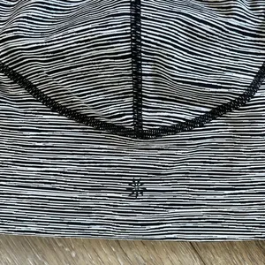 Athleta Ultimate Linear Lines Capri Leggings Size Small thumbnail 8