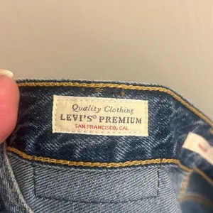 ✨Levi’s High Loose Flare Sz 27 Jean in Take Notes✨ thumbnail 7