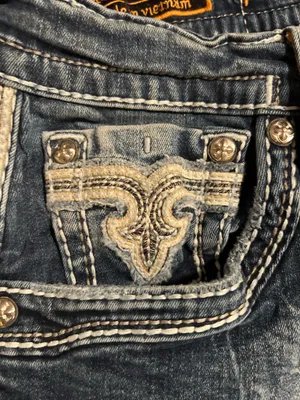Womens 32" Rock Revival Feeny Straight Distressed Cutoff Denim Capris thumbnail 5