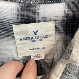EUC American Eagle women’s black white‎ plaid relaxed boyfriend fit button shirt thumbnail 4