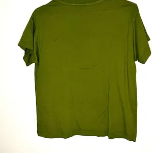 Daydreamer Elton John the One Solo Crewneck Graphic in Olive Green Tee Medium thumbnail 4