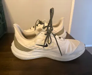 Women’s athletic shoes thumbnail 2