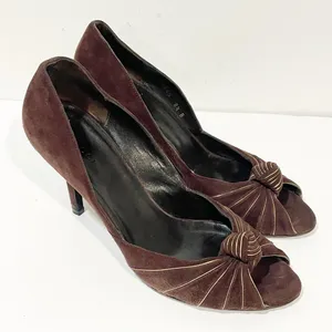 Gucci‎ Chocolate Brown Suede Gold Trim Peep Toe Classic Pumps Heels Size 8.5 thumbnail 3